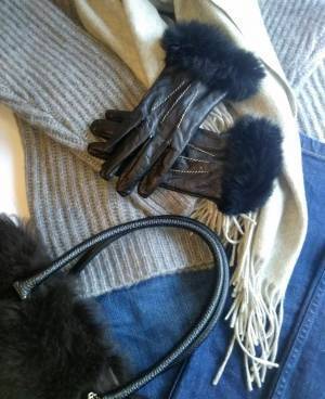 小物使いが大人っぽい。ファーアイテムの粋な取り入れ方