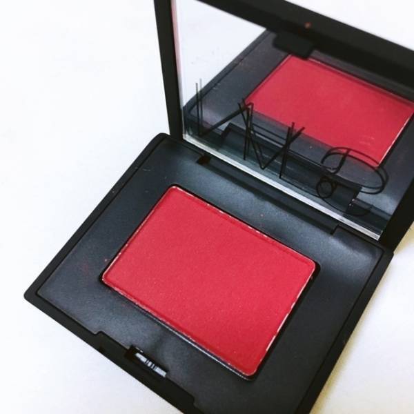 顔を血色良く見せる優秀アイシャドウたち。使い方も紹介します！【偏愛コスメ＃３】