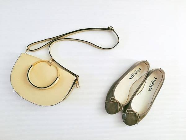 大人をきれいに見せるワイドパンツは、サイドとバックのシルエットも美しい