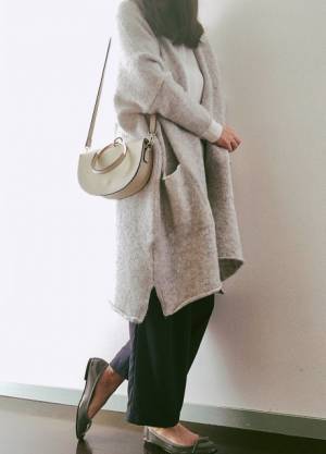 大人をきれいに見せるワイドパンツは、サイドとバックのシルエットも美しい