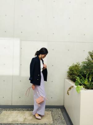 ZARAネイビージャケットが大活躍。「色」のあるコーデもすっきりまとめてくれます