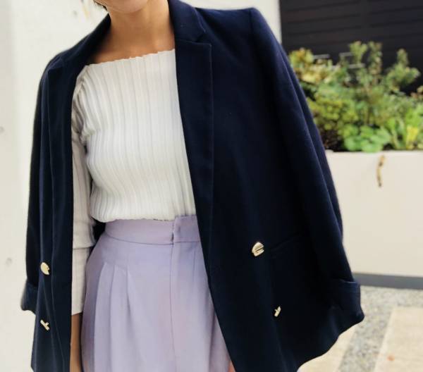 ZARAネイビージャケットが大活躍。「色」のあるコーデもすっきりまとめてくれます