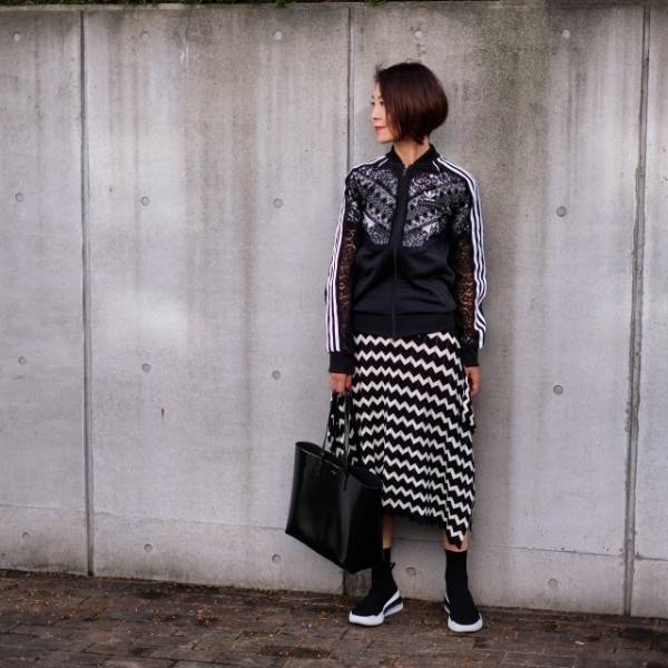 スニーカー以上ブーツ未満。スポーティー顔のニットブーツで今旬な足元に