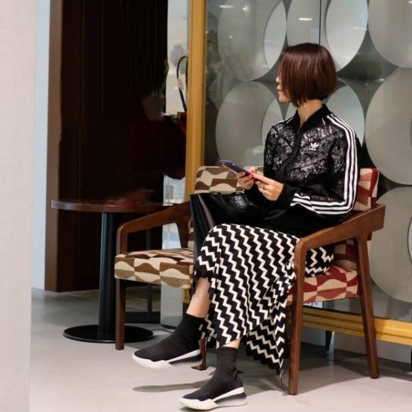 スニーカー以上ブーツ未満。スポーティー顔のニットブーツで今旬な足元に