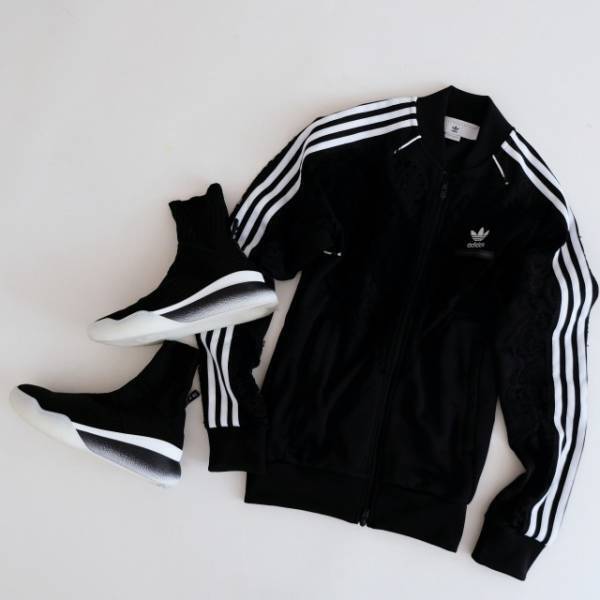 スニーカー以上ブーツ未満。スポーティー顔のニットブーツで今旬な足元に