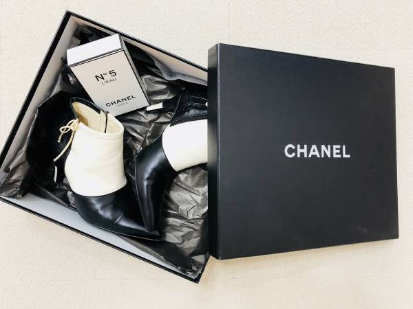 CHANELのブーティーブーツがお気に入り。シンプルコーデを品良く見せてくれる