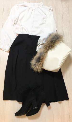 GUポンチフレアスカートが優秀。同色ブーツ投入で脚長に見せられます