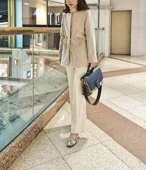 白パンツで冬の装いを洗練させる！　すっきり見せるコツは小物選びにあり