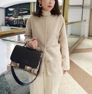 白パンツで冬の装いを洗練させる！　すっきり見せるコツは小物選びにあり