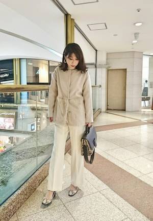 白パンツで冬の装いを洗練させる！　すっきり見せるコツは小物選びにあり