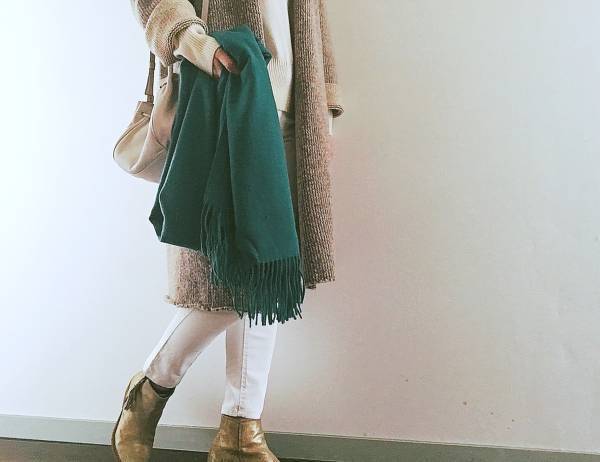 白グラデーションでやわらかく、優しく見せるコーデ