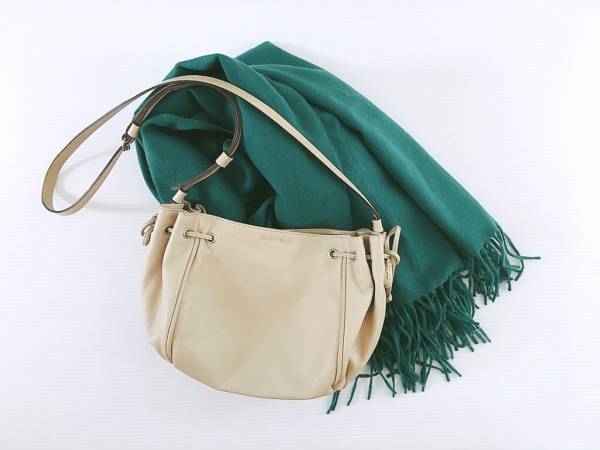 白グラデーションでやわらかく、優しく見せるコーデ