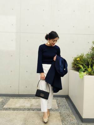 秋冬の白はテーパードパンツで品良く見せる