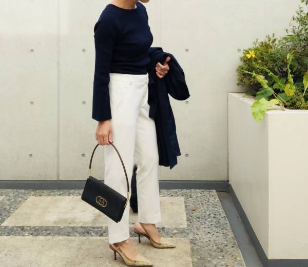 秋冬の白はテーパードパンツで品良く見せる