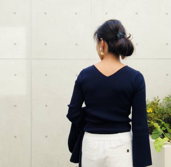 秋冬の白はテーパードパンツで品良く見せる