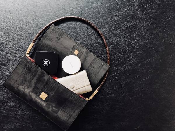 秋冬の白はテーパードパンツで品良く見せる