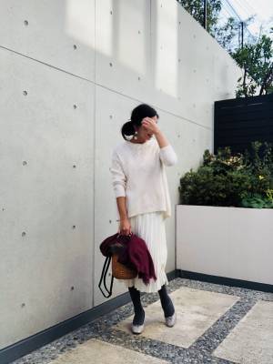 UNIQLOクレーププリーツスカート×ざっくりニットで叶えるフェミニンスタイル