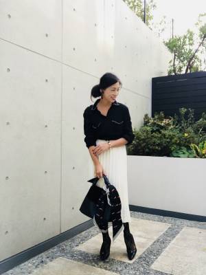 UNIQLOクレーププリーツスカート×ざっくりニットで叶えるフェミニンスタイル