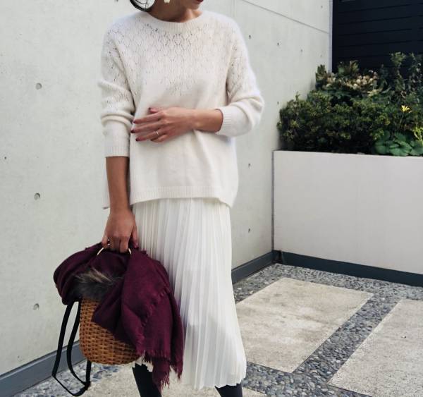 UNIQLOクレーププリーツスカート×ざっくりニットで叶えるフェミニンスタイル