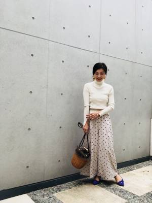 首周りがラク。ガリャルダガランテの白ハイネックが名品です