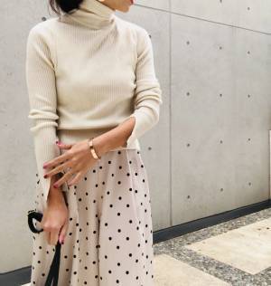 首周りがラク。ガリャルダガランテの白ハイネックが名品です