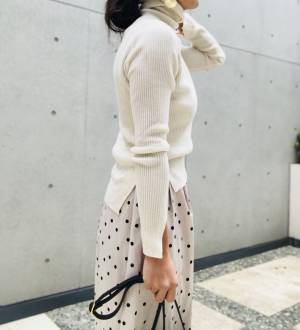 首周りがラク。ガリャルダガランテの白ハイネックが名品です