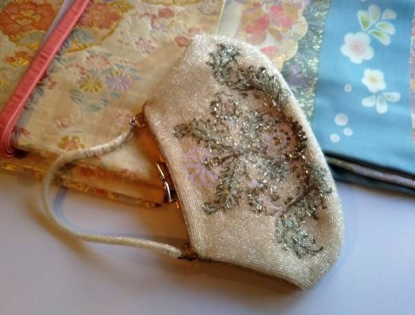 パーティーコーデを普段着から組み立てる簡単な方法