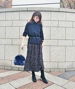 花柄スカートを今っぽく見せるコツは、ちょいルーズなトップスを合わせること