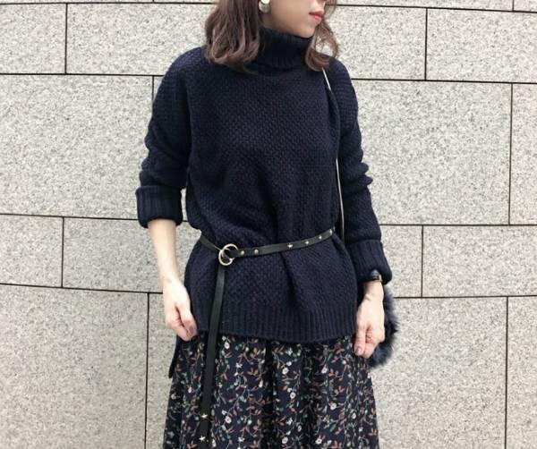 花柄スカートを今っぽく見せるコツは、ちょいルーズなトップスを合わせること