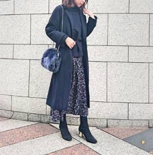 花柄スカートを今っぽく見せるコツは、ちょいルーズなトップスを合わせること