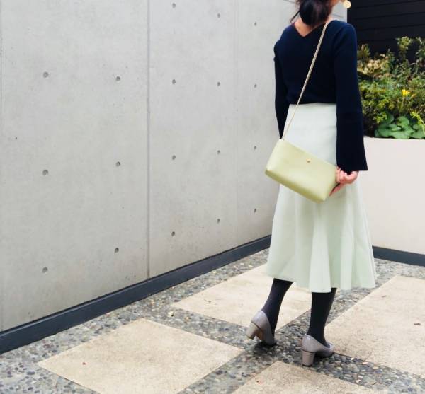冬の長め丈スカートは「きれい色」を。品良くフェミニンが叶います