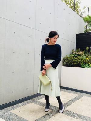 冬の長め丈スカートは「きれい色」を。品良くフェミニンが叶います