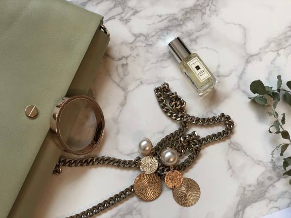 冬の長め丈スカートは「きれい色」を。品良くフェミニンが叶います