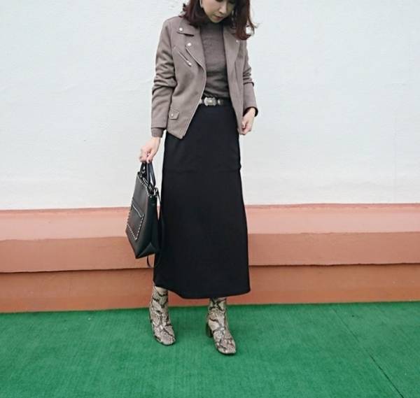 ボトムスにニットアイテムを取り入れて、鮮度の高いコーデに仕上げる