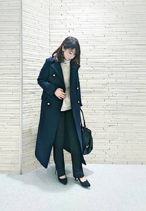 ボトムスにニットアイテムを取り入れて、鮮度の高いコーデに仕上げる