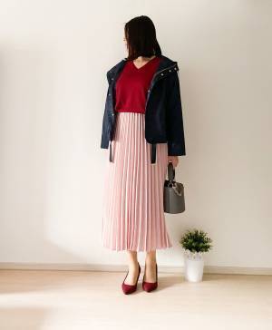 UNIQLOの定番Vネックセーターが進化！　大人女性の体型カバーに最適