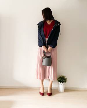 UNIQLOの定番Vネックセーターが進化！　大人女性の体型カバーに最適