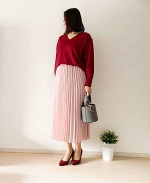 UNIQLOの定番Vネックセーターが進化！　大人女性の体型カバーに最適