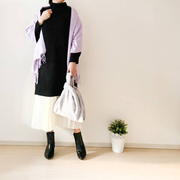 UNIQLO「プリーツスカート」が優秀！　ロングニットと合わせて細見え