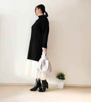 UNIQLO「プリーツスカート」が優秀！　ロングニットと合わせて細見え