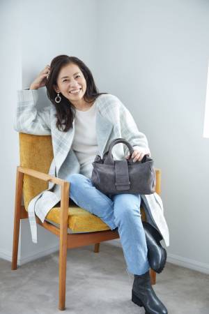 カジュアルorきれいめ？　グレーコート着まわし術