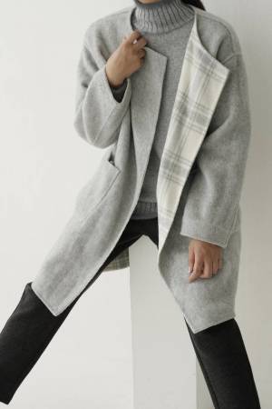 カジュアルorきれいめ？　グレーコート着まわし術