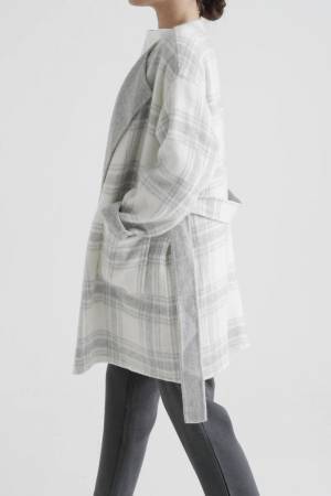 カジュアルorきれいめ？　グレーコート着まわし術