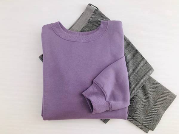 GUのスウェット990円はくすみパープルを指名！　レイヤードで楽しむ大人コーデ