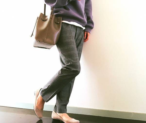 GUのスウェット990円はくすみパープルを指名！　レイヤードで楽しむ大人コーデ