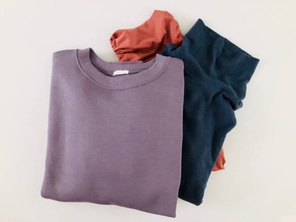 GUのスウェット990円はくすみパープルを指名！　レイヤードで楽しむ大人コーデ