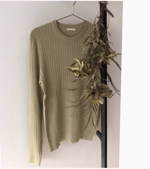 GUリブクルーネックセーター1490円で、垢抜け大人上品コーデ！