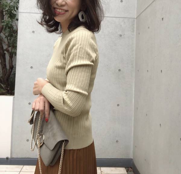 GUリブクルーネックセーター1490円で、垢抜け大人上品コーデ！