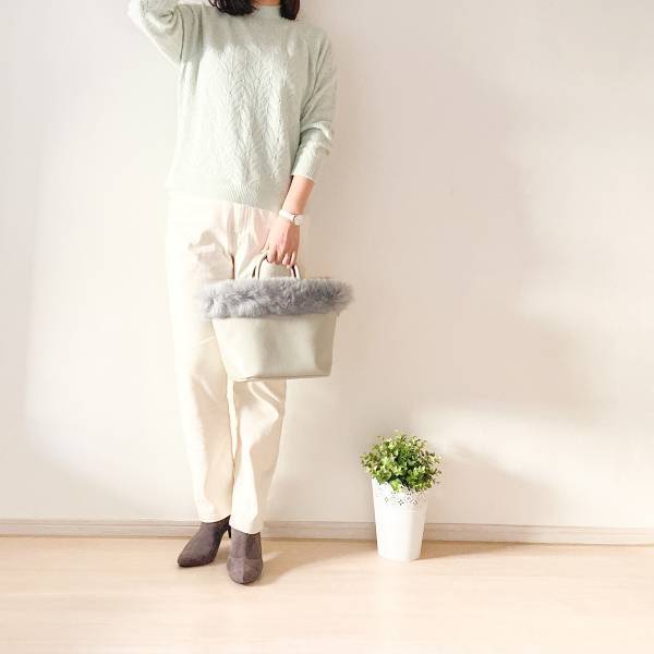 SNSでも話題沸騰！　UNIQLOの春ニット1990円であったか春色コーデ