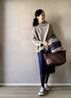 大人のスニーカーはコンバース一択！　スカートでフェミニン＆カジュアルに